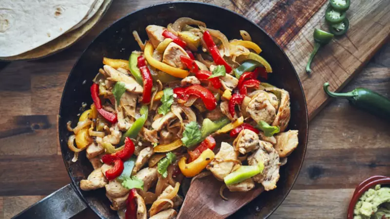 15 Dakikada Hazır: Rengarenk ve Baharatlı Tavuk Fajita Tarifi