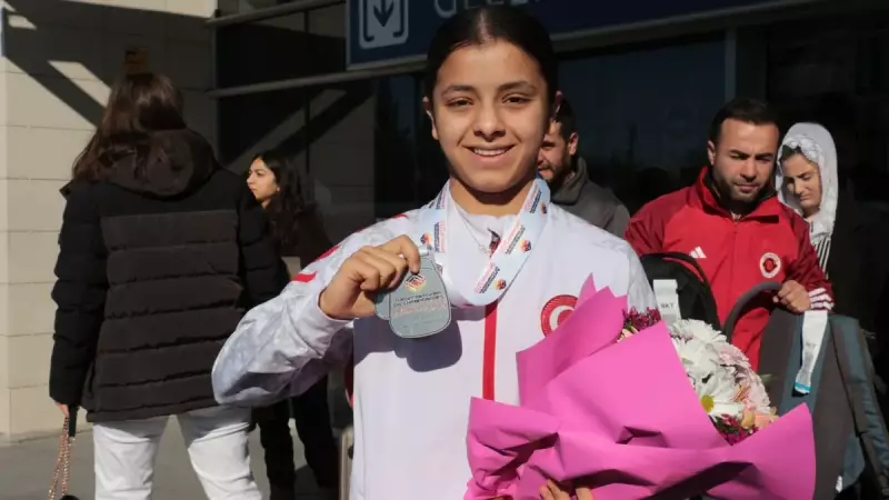 15 Yaşındaki Asmin Çabas, Avrupa Boks Şampiyonası'nda Gümüş Madalya Kazandı