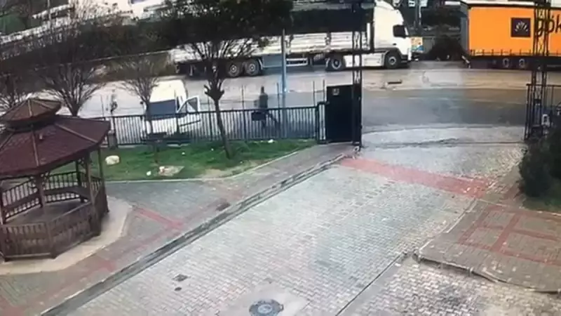 Adana'da Sokak Ortasında Silahlı Saldırı: 16 Yaşındaki Genç Hayatını Kaybetti