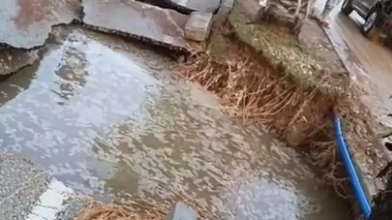 Adana'da Su Borusu Patladı: 3 Mahalle Sular Altında, Yol Çöktü