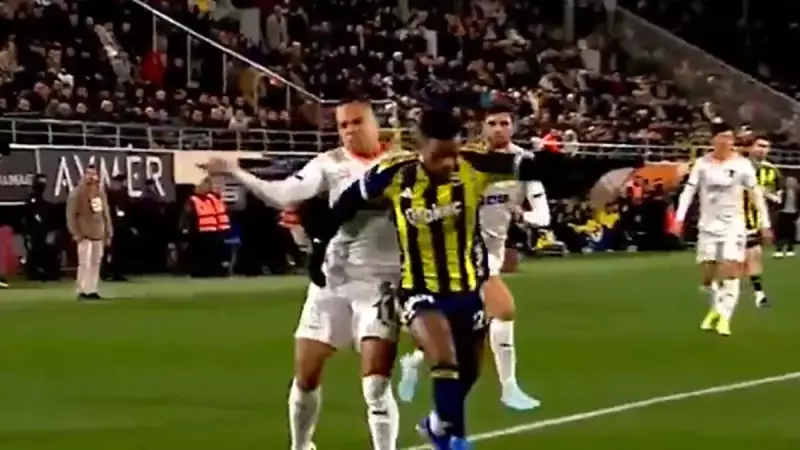 Alanyaspor - Fenerbahçe Maçında Penaltı Krizi! Mehmet Türkmen İki Pozisyonda da 'Devam' Dedi