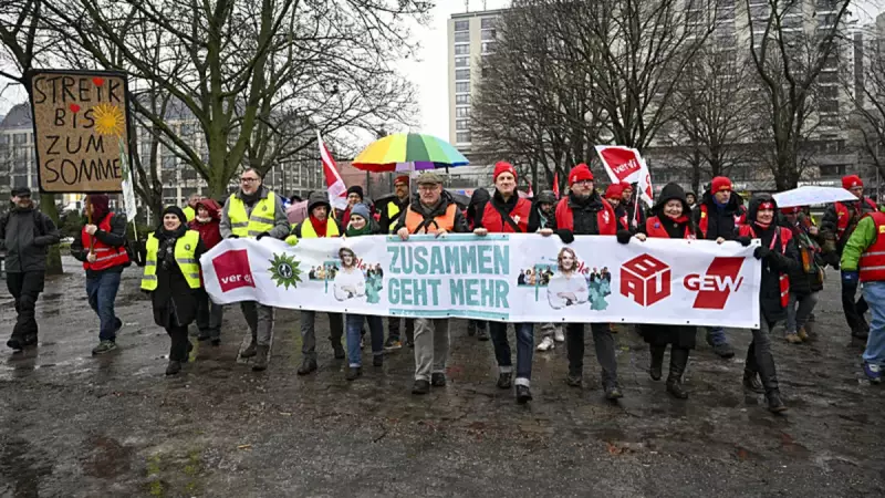 Almanya'da Kamu Çalışanları Grevde: Berlin'de Belediye Binasına Yürüdüler