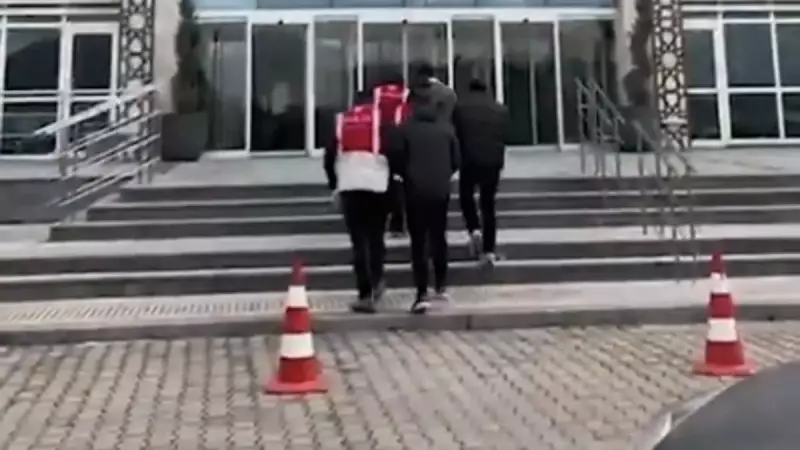 Çanakkale'de Kaçak Göçmen Operasyonu: 10 Yakalandı, 3 Organizatör Tutuklandı