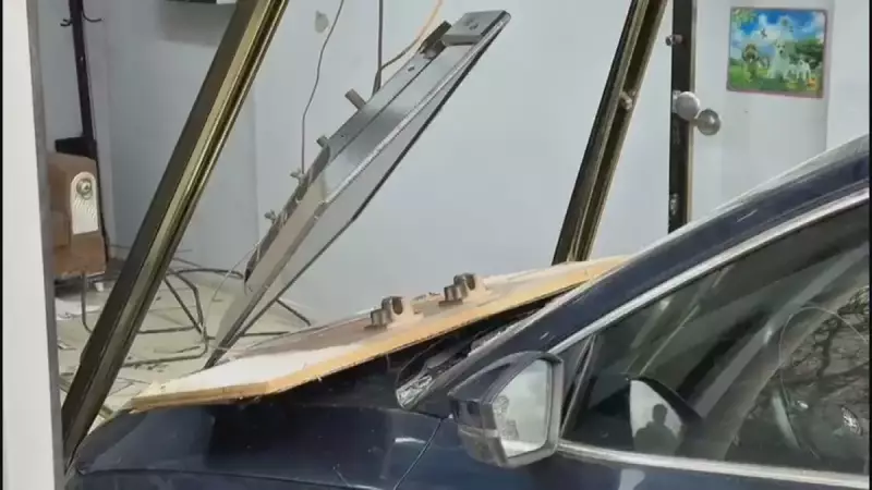 Arnavutköy'de Kontrolden Çıkan Araç Berbere Daldı: 2 Yaralı