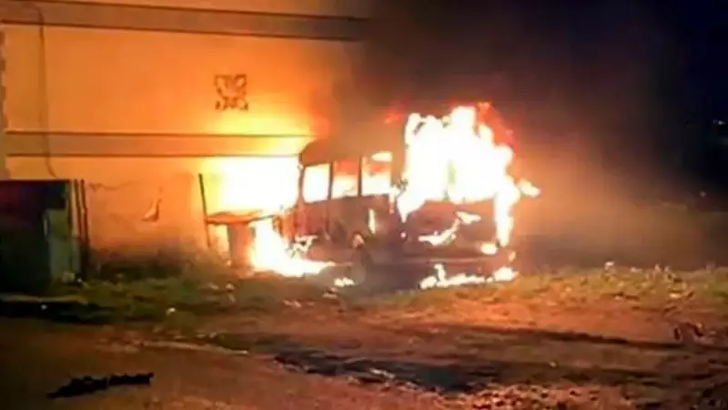 Avcılar'da Minibüs Alev Aldı: Şoför Yanık ve Kırıkla Kurtuldu