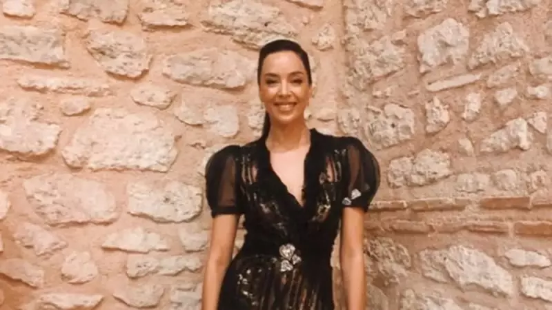 Azra Akın makyajsız görüntülendi! İkinci anneliğin ardından ilk kez etkinlikte