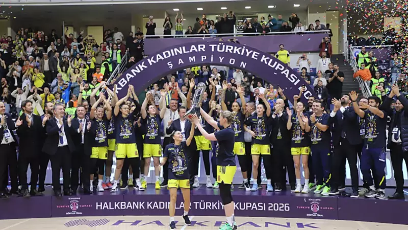 Bakan Bak'tan Fenerbahçe Opet'e kupayla gelen tebrik mesajı!