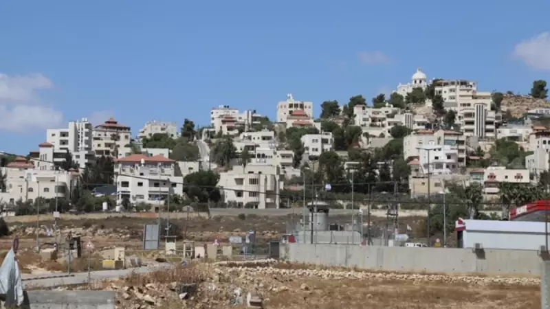 Batı Şeria'da İsrailli Saldırganlar Filistinli İş Makinesini Yakıp Irkçı Yazılar Yazdı