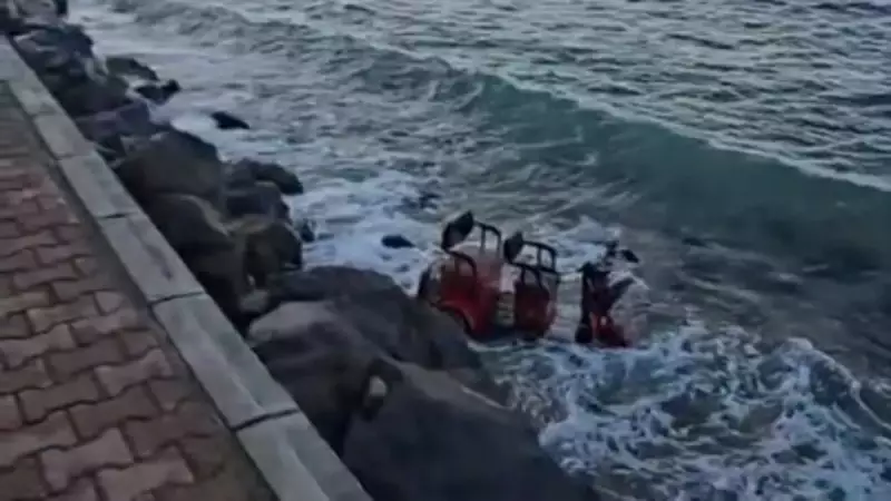 Bursa'da Üç Tekerlekli Elektrikli Motosiklet Denize Uçtu: 2 Yaralı