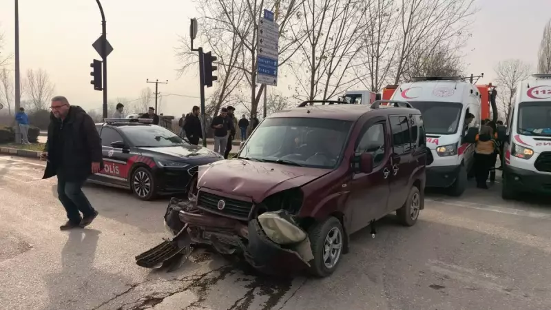 Bursa'da Hafif Ticari Araç Kazası: 3'ü Çocuk 7 Yaralı