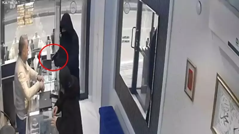 Bursa'da Kuyumcu Soyguncuyu Azarlayarak Kaçırdı: O Anlar Kamerada