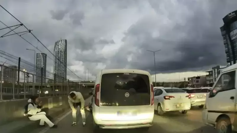 Bursa'da Şok Eden Kaza: Motosikletliye Çarpan Sürücünün İlk İşi Aracını Kontrol Etmek Oldu