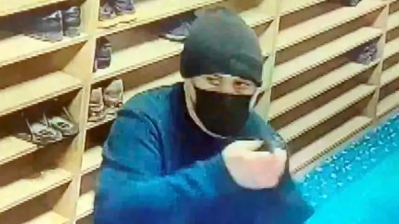 Camide Namaz Vaktinde Ayakkabı Hırsızlığı: Güvenlik Kamerası Kaydetti