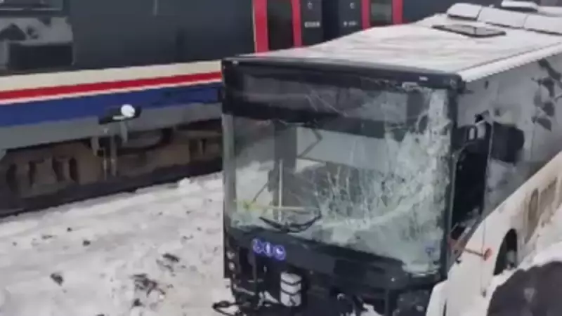 Diyarbakır'da Hemzemin Geçitte Kaza: Belediye Otobüsü Trenle Çarpıştı