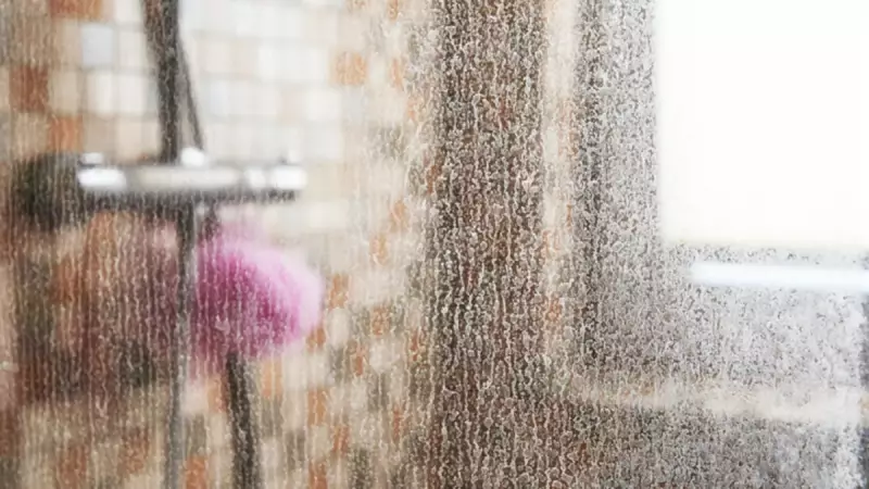 Duş Kabini Kirecini Anında Yok Eden Yöntem: Limon 7 Kat Etkili!