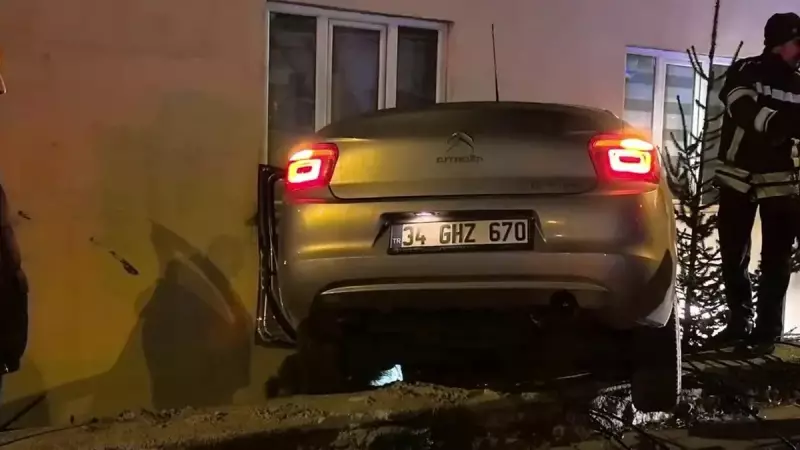 Erzurum'da Otomobil Bahçe Duvarında Asılı Kaldı: Sürücü Hafif Yaralı