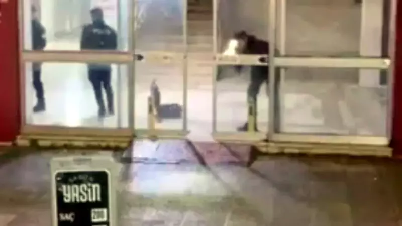 Esenyurt'ta İş Hanına Silahlı Saldırı: Taksiyle Gelen Şüpheli Kaçtı
