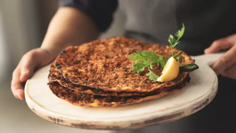 Ev Yapımı Lahmacun Tarifi: İncecik Hamur ve Sulu Harç Sırrı