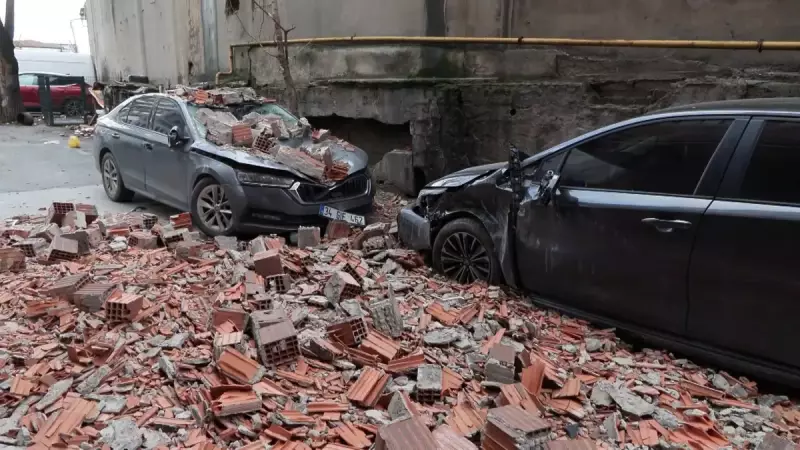 Eyüpsultan'da Fırtınada Duvar Yıkıldı: Araçlar Hasarlı, Vatandaşlar Korktu