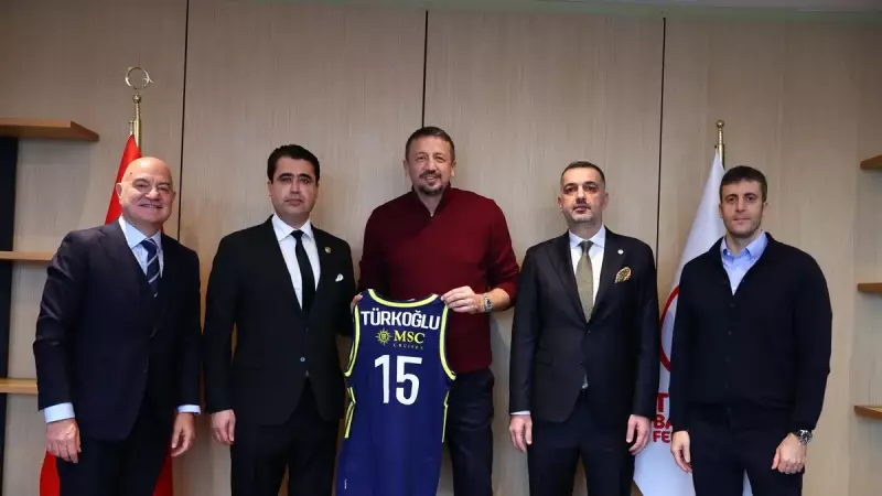 Fenerbahçe Heyeti, TBF Başkanı Hidayet Türkoğlu'nu Ziyaret Etti: Forma ve Top Hediyeleşmesi