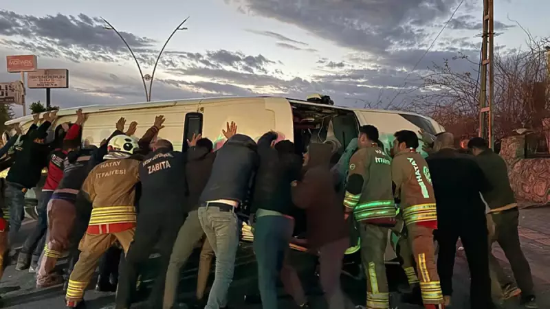 Hatay'da TIR ile Minibüs Çarpıştı: 18 Kişi Yaralandı