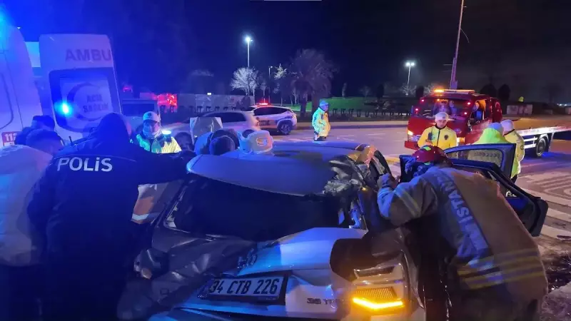 Kadıköy'de Viraj Faciası: Takla Atan Araç Elektrik Direğini Devirdi