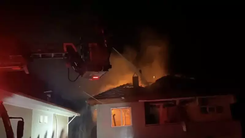 Karabük Yenice'de İki Katlı Evin Çatısı Alev Alev Yandı
