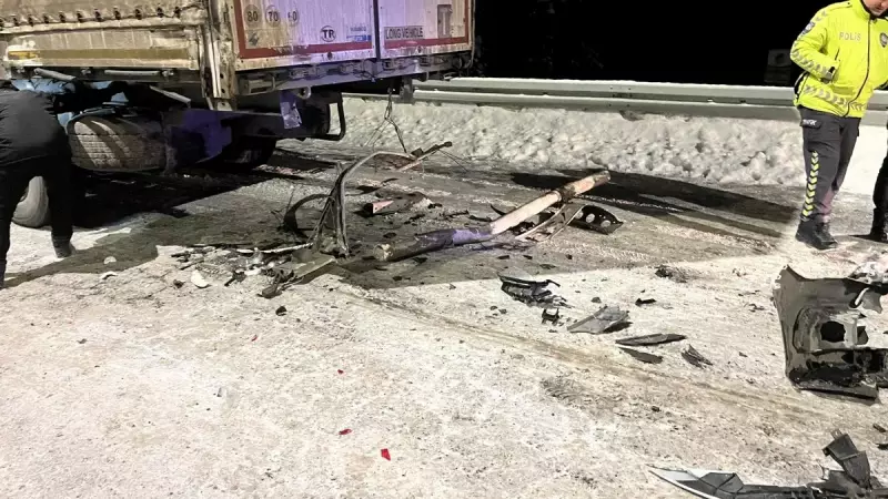 Kars'ta Buzlanma Faciası: Otomobil Tıra Arkadan Çarptı, 1 Yaralı