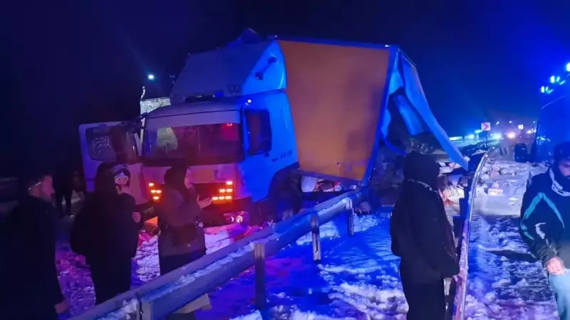 Kars'ta Buzlanmada Kamyon Otobüse Çarptı: 9 Yaralı