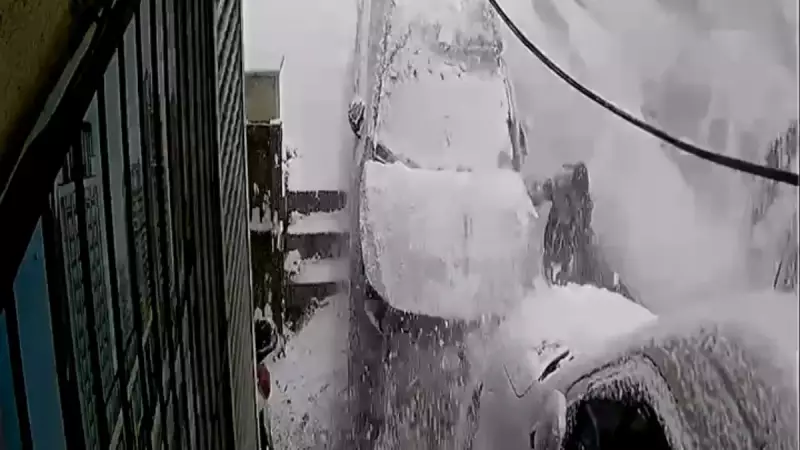 Kağıthane'de Kar Faciası: Kayıp Araç 5 Araca Çarptı, Çocuk Son Anda Kurtuldu