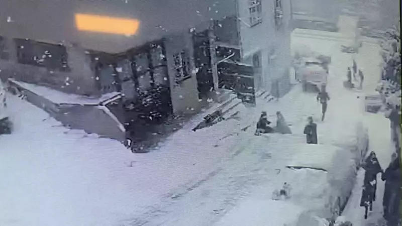 Kağıthane'de Korkutan Kaza: Kamyonet Kaydı, Kar Topu Oynayan 2 Çocuğa Çarptı!