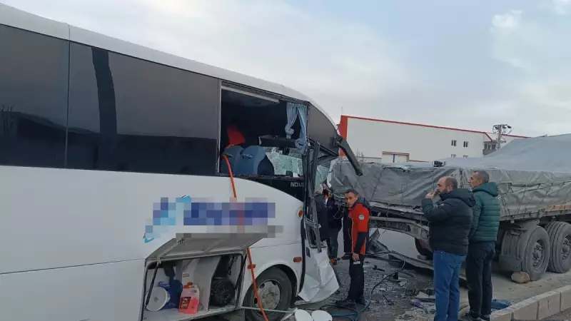 Kayseri'de Feci Kaza: İşçi Servisi TIR'a Çarptı, 22 Yaralı