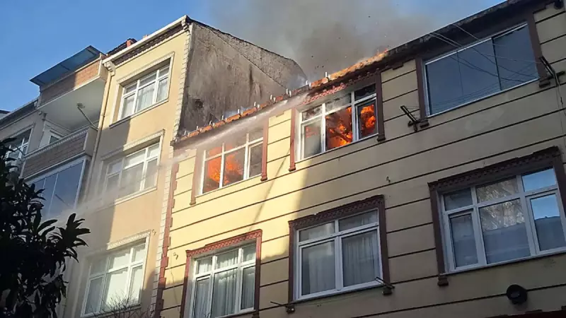 Küçükçekmece'de 3 Katlı Binada Çatı Yangını: İtfaiye Zorlu Mücadele Verdi