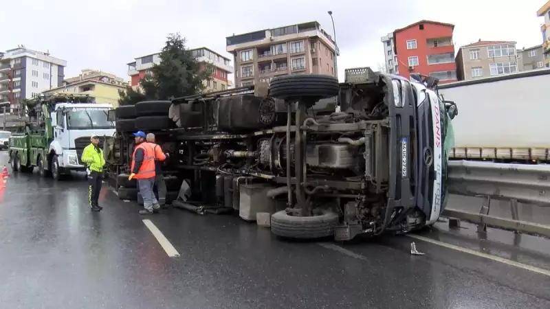 Maltepe'de Beton Pompalı Kamyon Devrildi: Şoför Yaralanmadan Kurtuldu