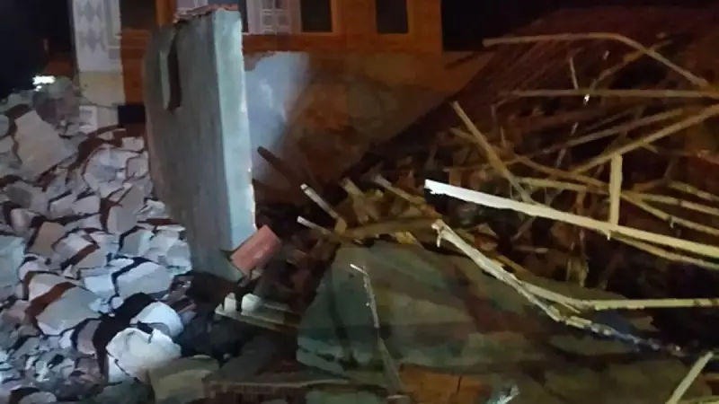 Manisa'da Fırtına Cami Minaresini Yıktı: Yaralanma Yok