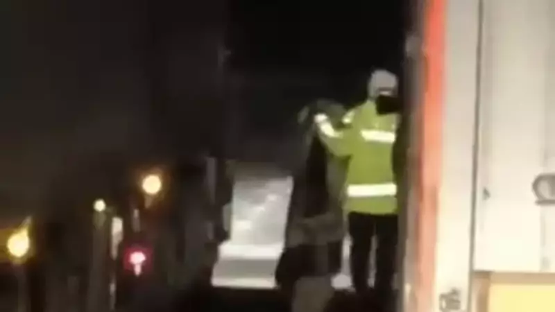 Mardin'de Buzlanan TIR Yolu Kapattı: Polisten Battaniyeli Çözüm!