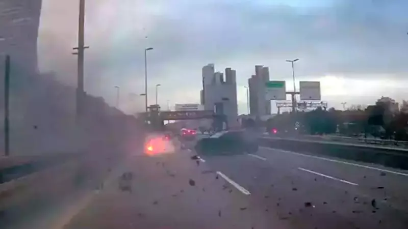 Mecidiyeköy'de Makas Atan Araç Bariyere Çarptı: Motor Patlayarak Yola Fırladı