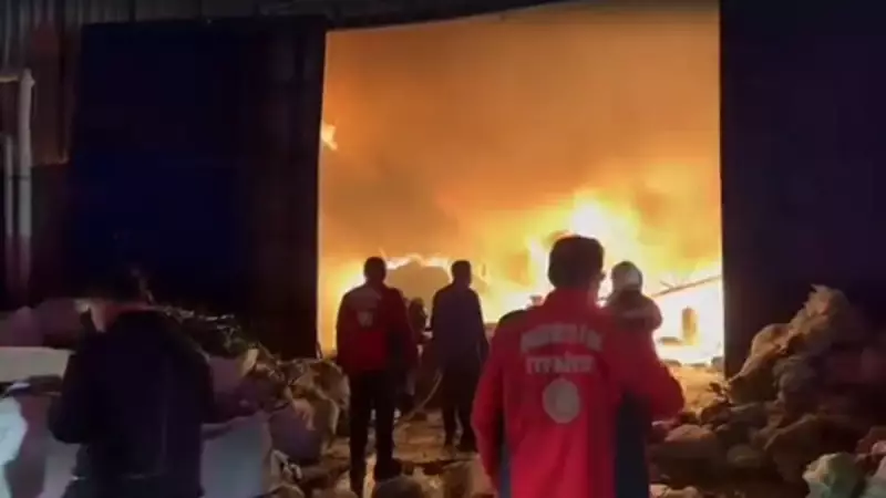 Mersin'de Geri Dönüşüm Tesisinde Yangın: İtfaiye Müdahalesi Sürüyor