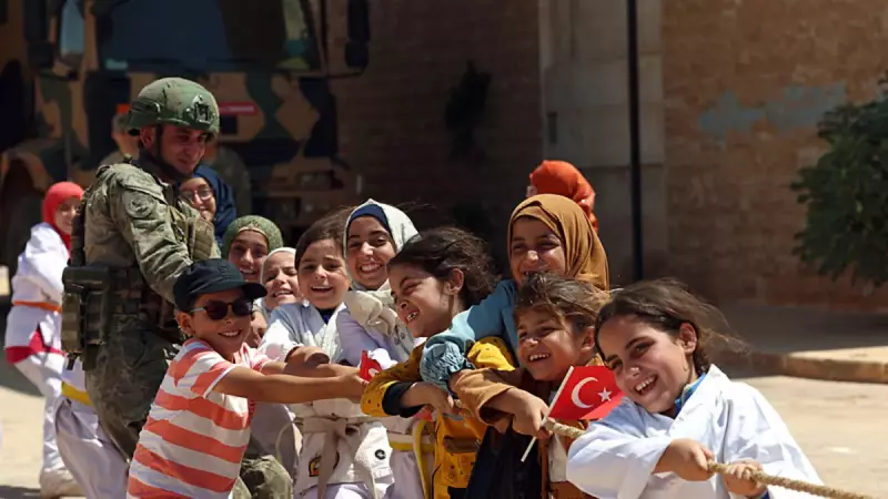 MSB'nin 'Günün Fotoğrafı'nda Mehmetçik Çocuklarla Halat Çekiyor