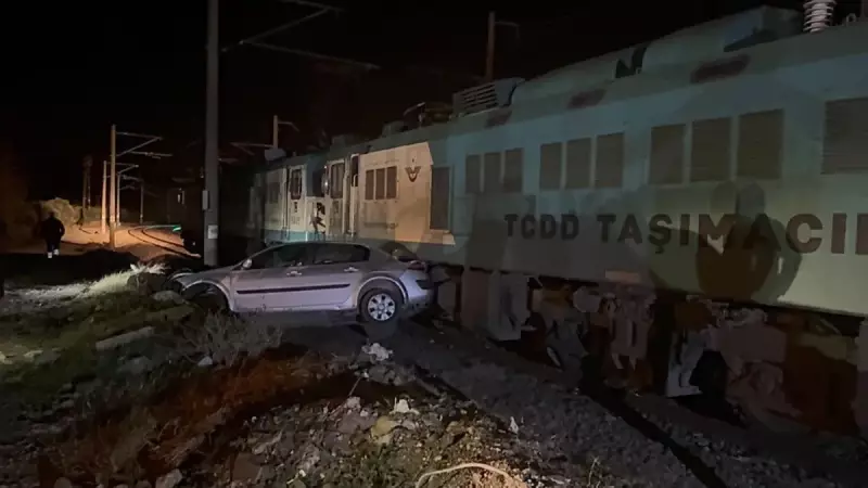 Osmaniye'de Yük Treni Otomobile Çarptı: 4 Kişi Yaralandı