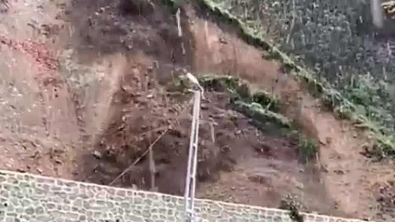 Rize'de Çay Bahçesinde Heyelan! Anı Kameraya Yansıdı