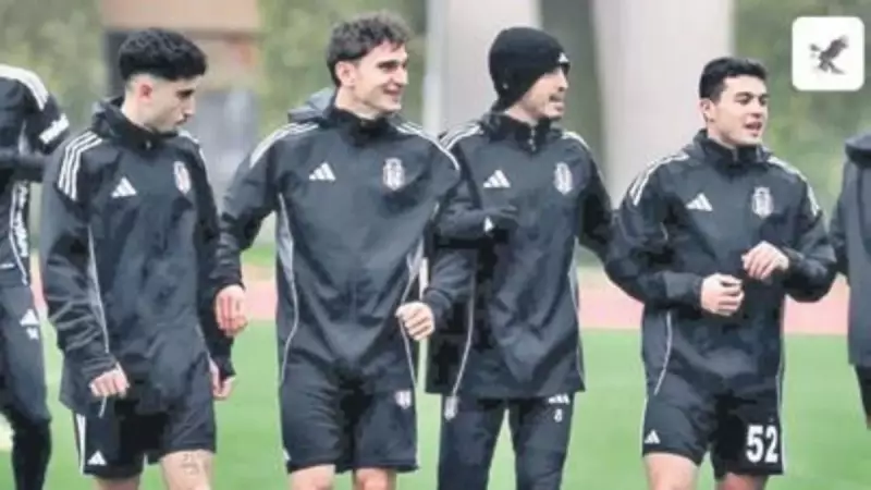 Salih Uçan'dan Genç Futbolculara Anlamlı Hediye: Beşiktaş Kampında Jest