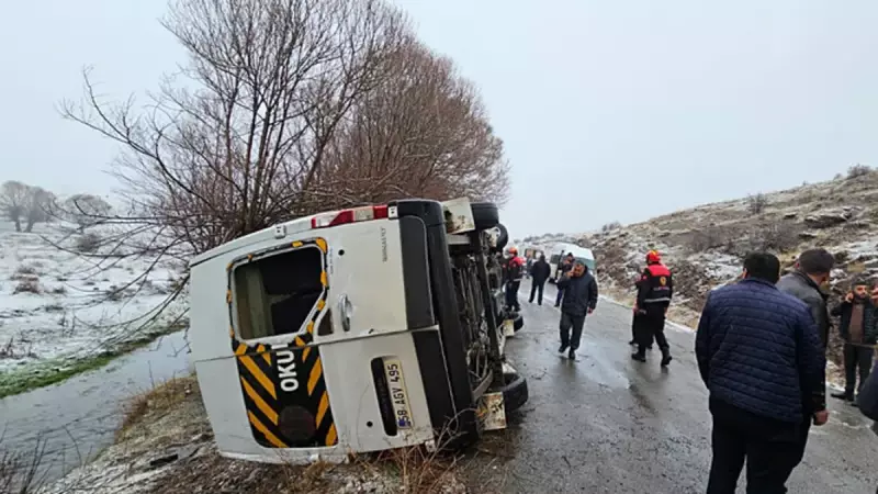 Sivas'ta Buzlanma Nedeniyle Servis Minibüsü Devrildi: 15 Yaralı