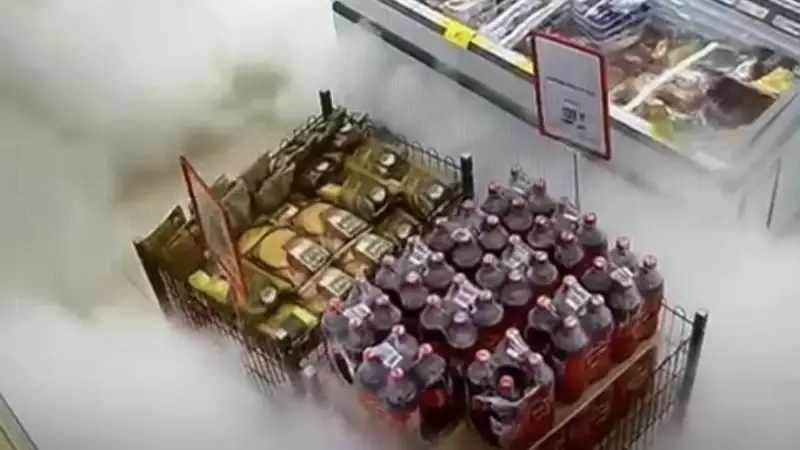 Üsküdar'da Market Panik Anları: Düşen Yangın Tüpü Beyaz Toz Bulutu Oluşturdu