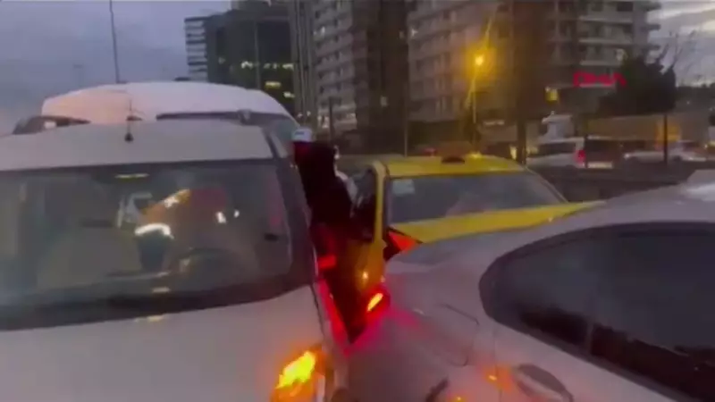 İstanbul Yenibosna'da Zincirleme Kaza: 6 Araç Birbirine Girdi, Yaralılar Var