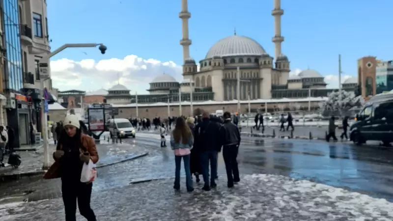İstanbul'da Kar Yağışı Etkisini Artırdı: Okullar Tatil, Beyaz Örtü Hakim