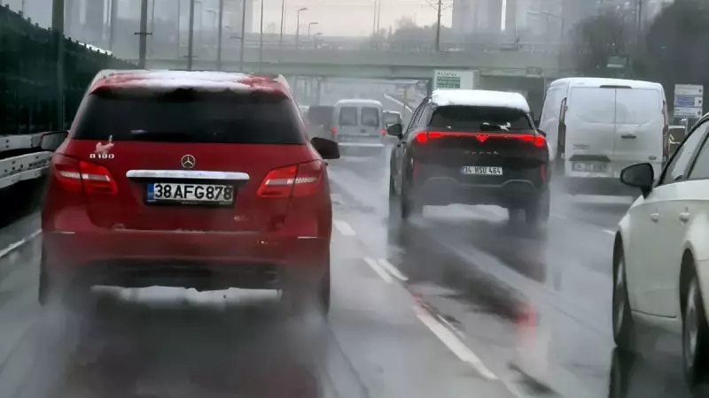 İstanbul'da Kar Yağışı Ulaşımı Felç Etti: İETT Otobüsleri Yolda Kaldı