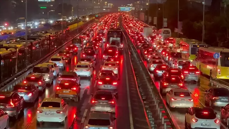 İstanbul'da Trafik Kilit! Yoğunluk %90'a Ulaştı, Araçlar İlerleyemiyor