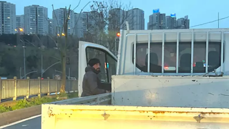 Sultangazi'de Trafik Dehşeti: Kamyonet Sürücüsü Önü Kesti, Küfür ve Tehdit Etti