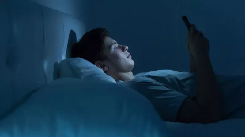 Telefonla Uyuyanlar Dikkat: Uykusuzluk Zihinsel Çöküşe Götürüyor